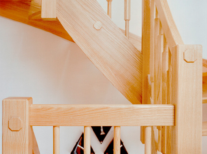 Raumtreppe in Esche