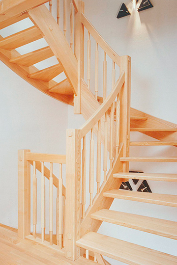 Raumtreppe in Esche