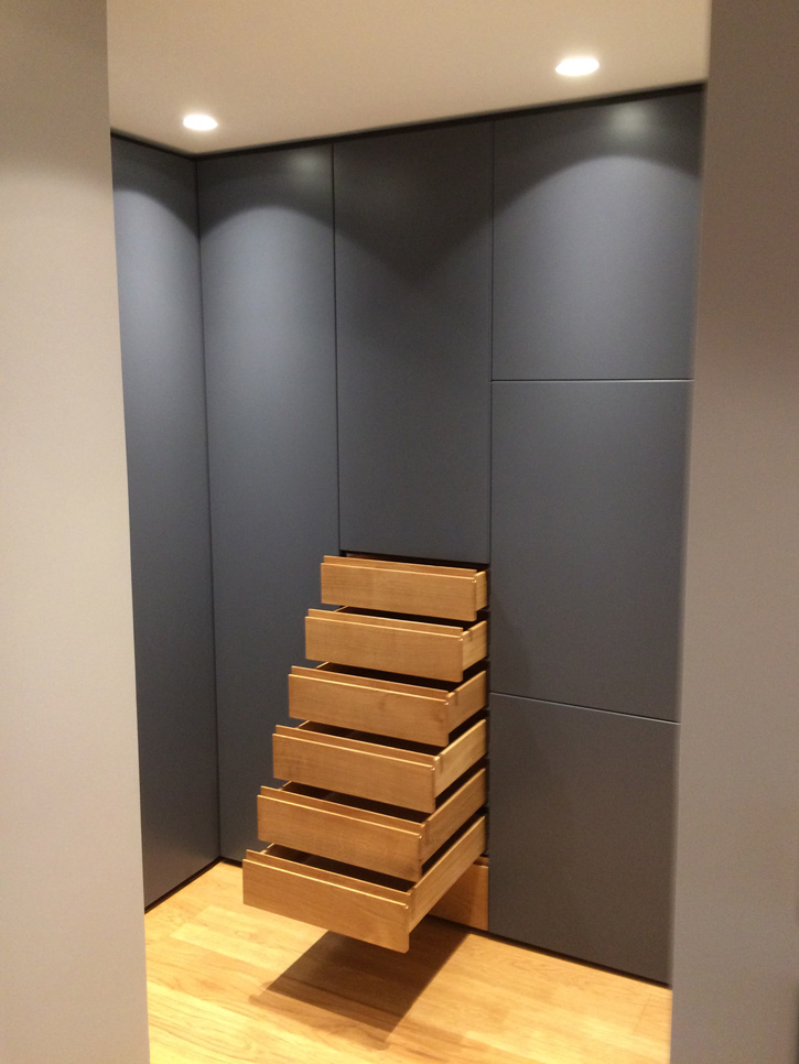 Einbauschrank in schwarz-matt lackiert