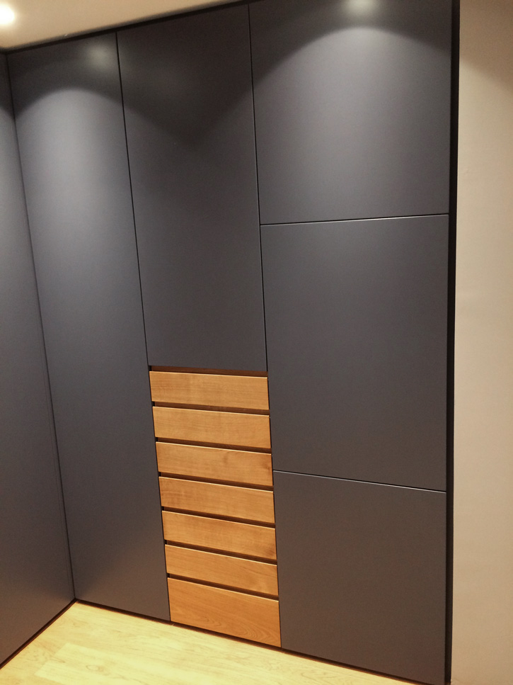 Einbauschrank in schwarz-matt lackiert