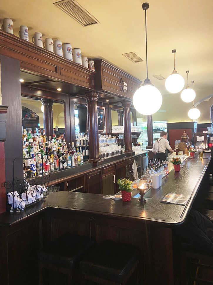 Entwurf und Realisierung einer repräsentativen klassischen Bar im Wirtshaus in der Au
