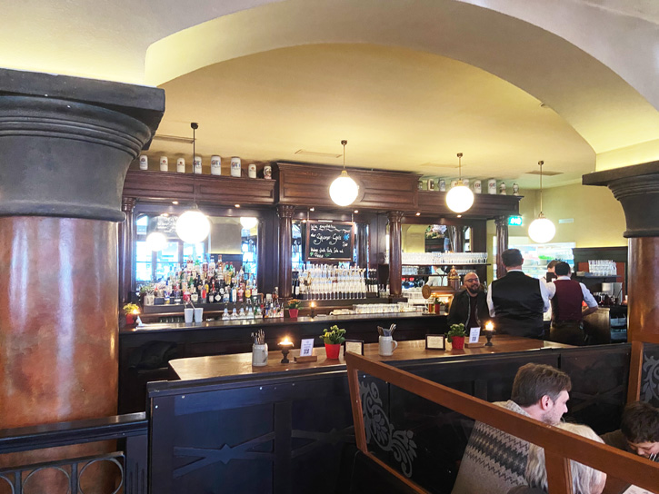 Entwurf und Realisierung einer repräsentativen klassischen Bar im Wirtshaus in der Au